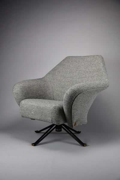 Grey mid century P32 armchair designed by Osvaldo Borsani for Tecno Italy in excellent condition.