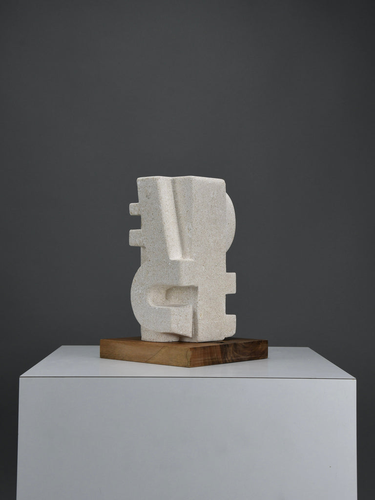 “Frammenti III”, abstract totemic sculpture by Alberto Cabiddu Pietra di Vicenza 1998 - Art