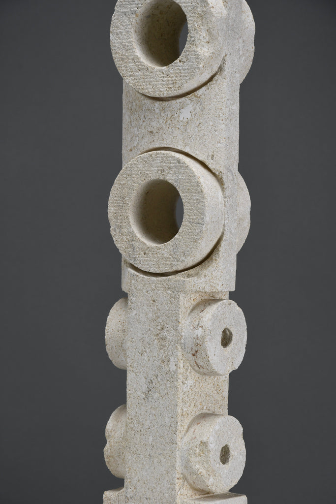 “Frammenti”, postmodern totemic sculpture in pietra di Vicenza by Alberto Cabiddu 1997 - Art
