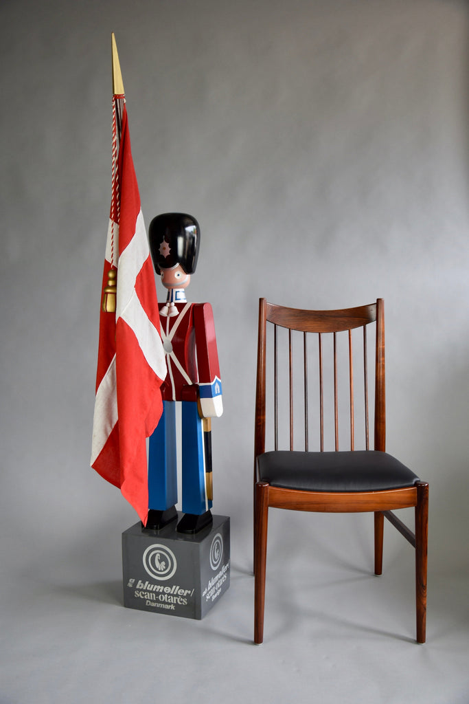 Monumental Royal Danish Guardsman with flag by Kay Bojesen, 168 cm (66.1 in) 1950s - Decor