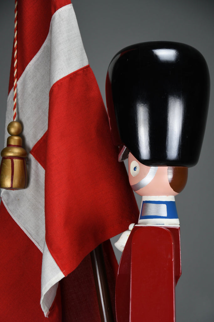 Monumental Royal Danish Guardsman with flag by Kay Bojesen, 168 cm (66.1 in) 1950s - Decor