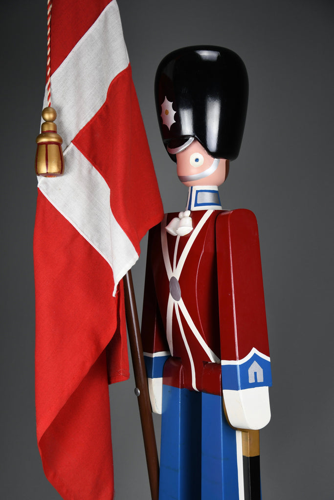 Monumental Royal Danish Guardsman with flag by Kay Bojesen, 168 cm (66.1 in) 1950s - Decor