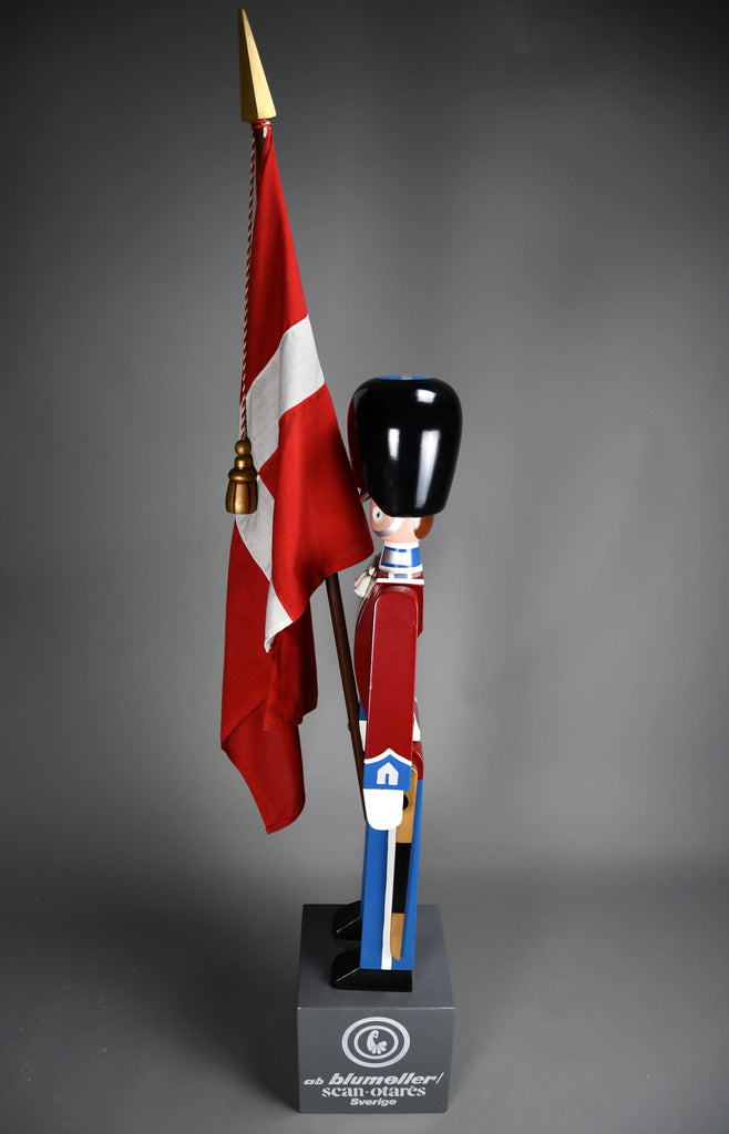 Monumental Royal Danish Guardsman with flag by Kay Bojesen, 168 cm (66.1 in) 1950s - Decor