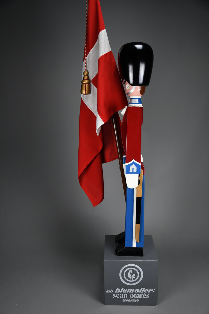 Monumental Royal Danish Guardsman with flag by Kay Bojesen, 168 cm (66.1 in) 1950s - Decor