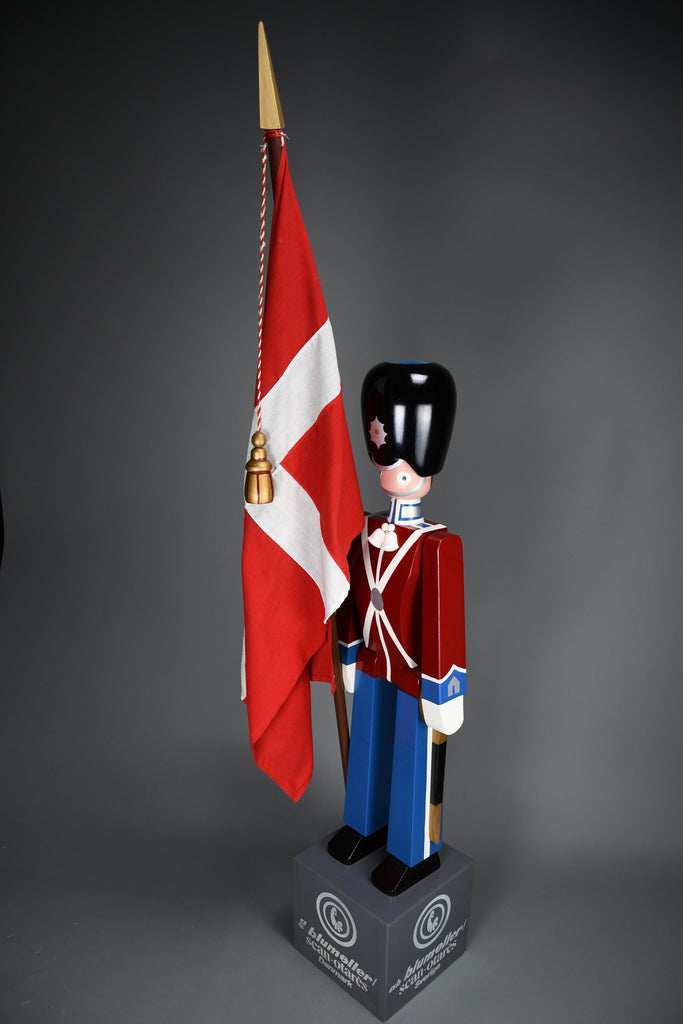 Monumental Royal Danish Guardsman with flag by Kay Bojesen, 168 cm (66.1 in) 1950s - Decor