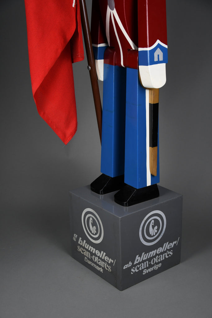 Monumental Royal Danish Guardsman with flag by Kay Bojesen, 168 cm (66.1 in) 1950s - Decor