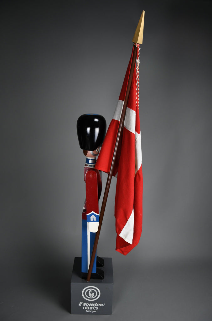 Monumental Royal Danish Guardsman with flag by Kay Bojesen, 168 cm (66.1 in) 1950s - Decor