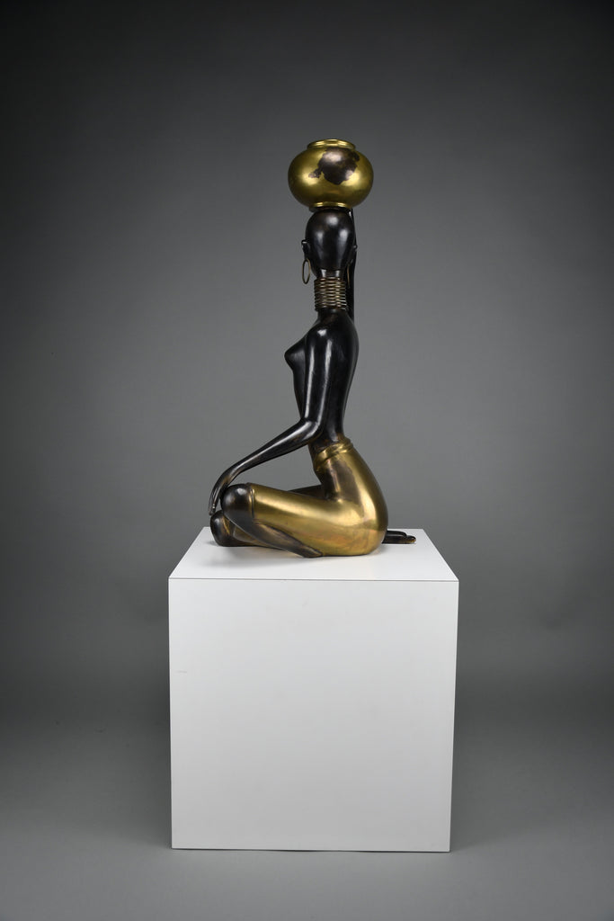 “Ndebele Water Bearer” – mid-century patinated bronze and brass Sculpture of a kneeling African woman c. 1950-60 - Art