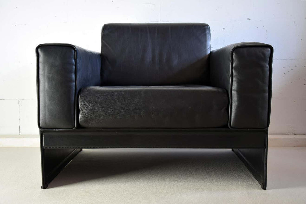 Pair of Korium Black Leather Lounge Chairs by Tito Agnoli for Matteo Grassi - Furniture
