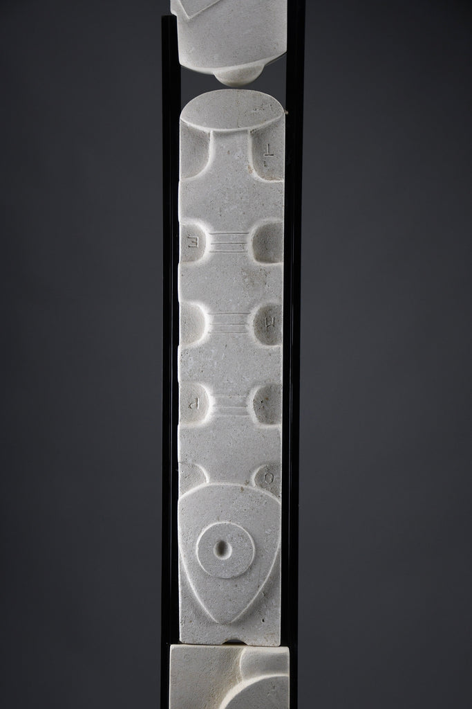 “Trova Tempo” by Alberto Cabiddu monumental modernist totem in Pietra di Vicenza 1997 - Art